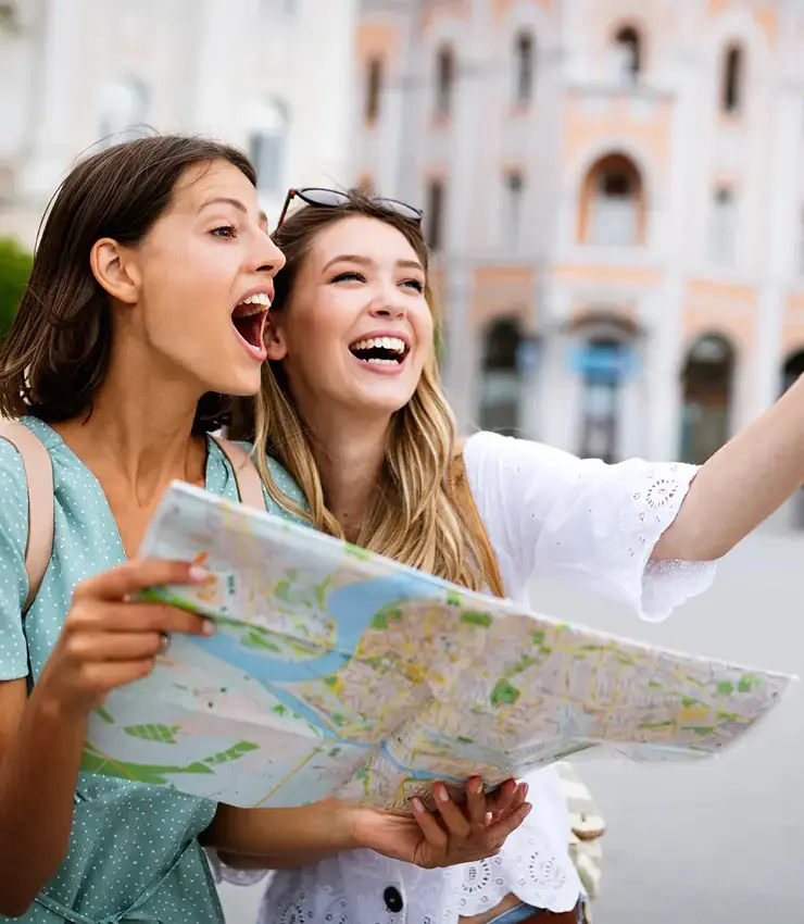 OH mein Gott - wow was für eine Umgebung! Extrem fröhliche und begeisterte Menschen halten einen Stadtplan in der Hand